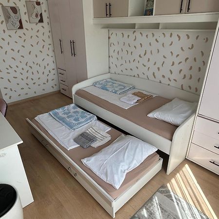 Ana'S 2 Bedrooms Lovely Flat 波德戈里察 外观 照片